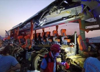 Manisa’da otobüs tıra çarptı, 6 kişi öldü, 37 kişi yaralandı
