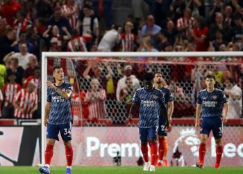Arsenal sezona mağlubiyetle başladı
