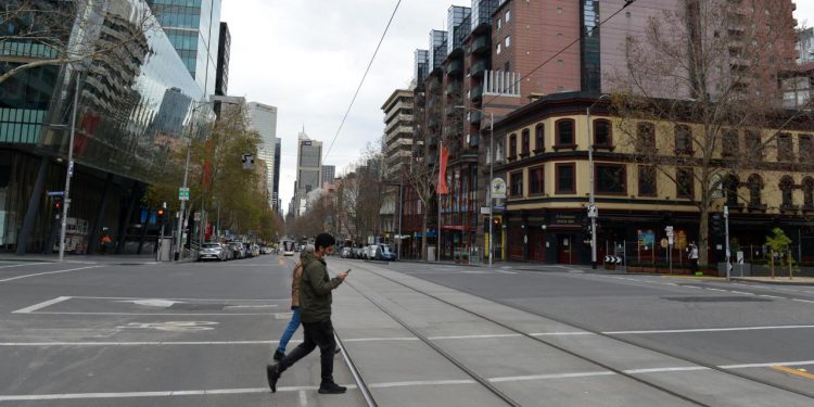 Avustralya’nın Melbourne kentinde koronavirüs yasakları uzatıldı