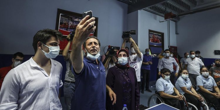 Bakan Kasapoğlu Abdullah Öztürk’ün ailesini tebrik etti