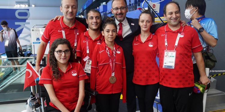 Bakanı Kasapoğlu paralimpik milli yüzücüleri tebrik etti