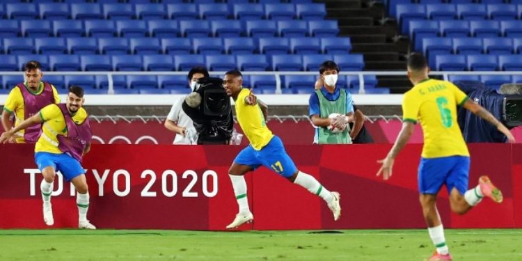 Erkekler futbolunda şampiyon Brezilya