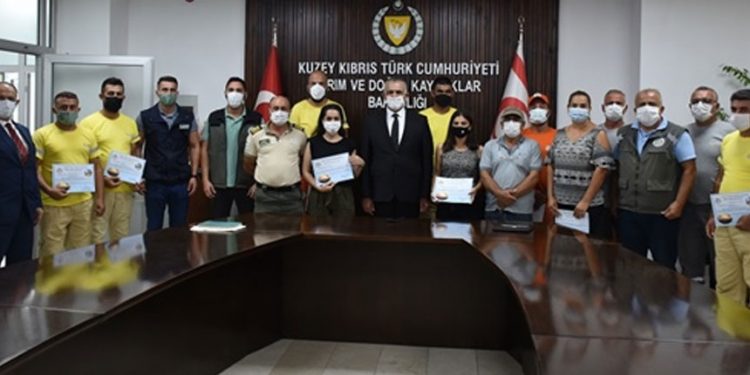 Çavuşoğlu Türkiye’deki yangınların söndürülmesine destek olan Orman Dairesi ekibi ve Karşıyaka’daki yangına müdahale eden kadınlara teşekkür belgesi takdim etti