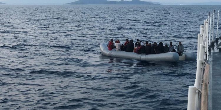 Tunus açıklarında 95 düzensiz göçmen kurtarıldı