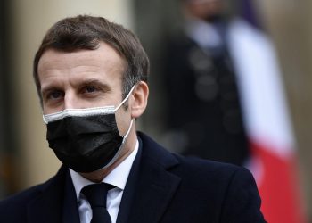 Macron: Sağlık krizini arkamızda bırakmış değiliz