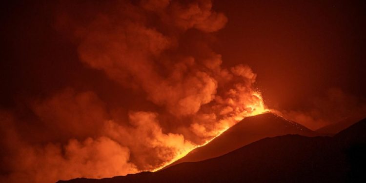 Etna’da lavların dansı