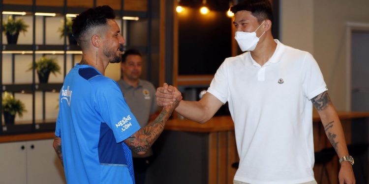 Fenerbahçe’nin transferi Min-Jae Kim takım arkadaşlarıyla tanıştı