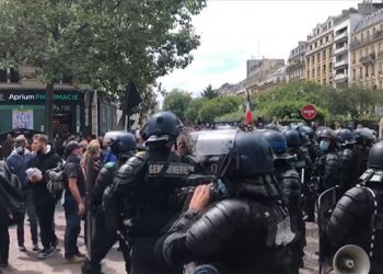 Fransa’da “koronavirüs yasası” protestosu: AA muhabiri tartaklandı