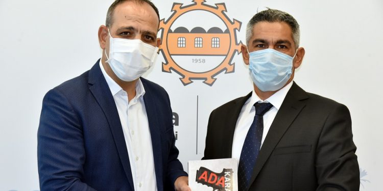 Tomgüsehan “Ada Karanlığı” isimli romanını Harmancı’ya takdim etti