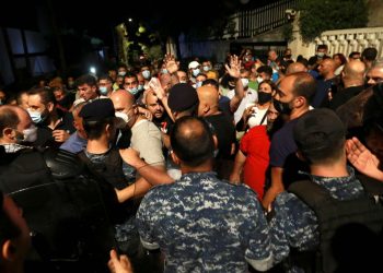 Lübnan’da öfkeli halk Merkez Bankası Başkanı’nın evini basmak istedi