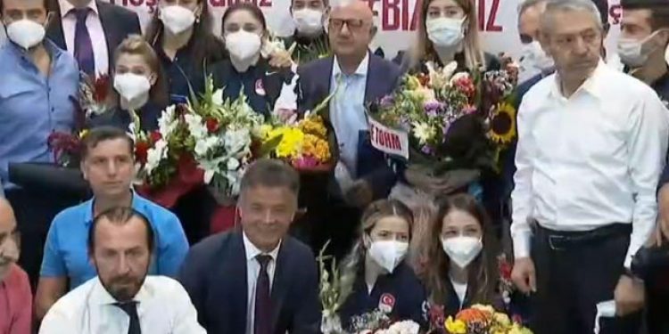 Milli sporcular yurda döndü