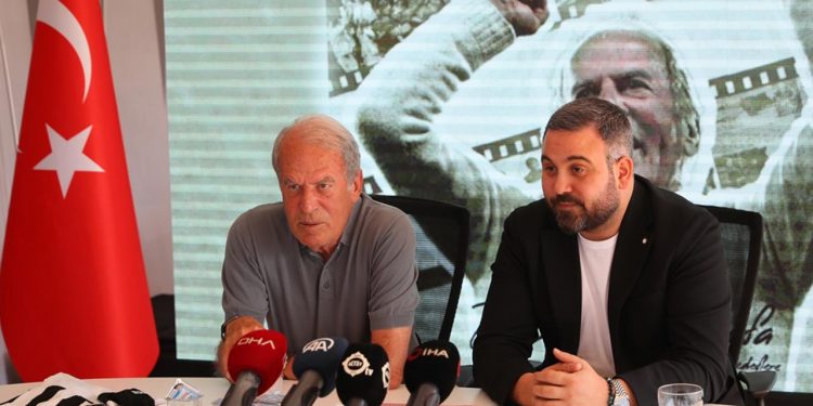 Altay, Mustafa Denizli ve yeni futbolcular için imza töreni düzenledi