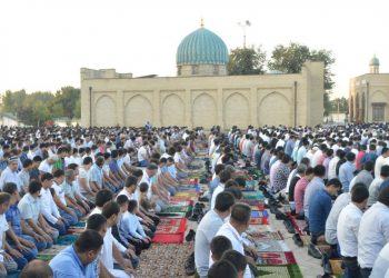 Özbekistan’da cuma namazları yarından itibaren yeniden kılınabilecek