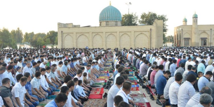 Özbekistan’da cuma namazları yarından itibaren yeniden kılınabilecek