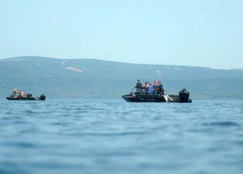 Rusya’da turistleri taşıyan helikopter göle düştü