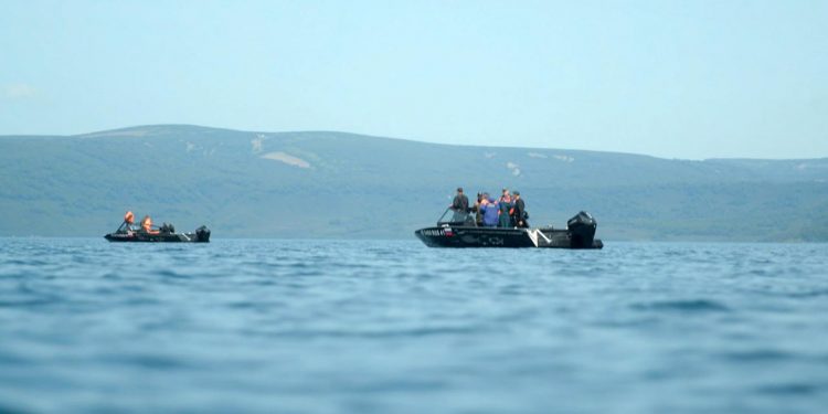Rusya’da turistleri taşıyan helikopter göle düştü