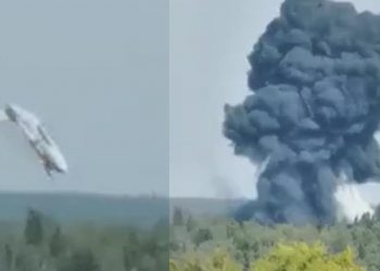 Rusya’da motoru alev alan uçak yere çakıldı