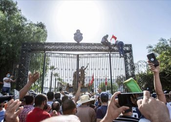 Tunus’ta Cumhurbaşkanı Said’in kararlarına destek olan da var itiraz eden de