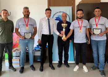 Türkiye’deki yamaç paraşütü etabını birinci tamamlayan sporculara plaket