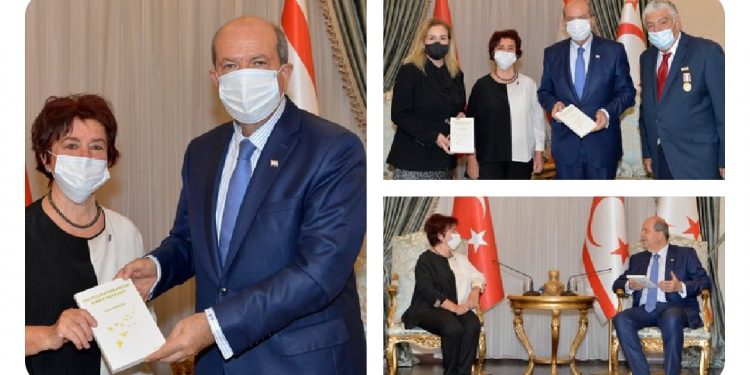 Canev Dinçer, “Unutulmayanlardan Kıbrıs Havaları” isimli kitabını Cumhurbaşkanı Tatar’a takdim etti