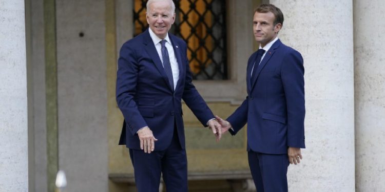 Biden ve Macron’un tokalaşmadaki başarısızlığı