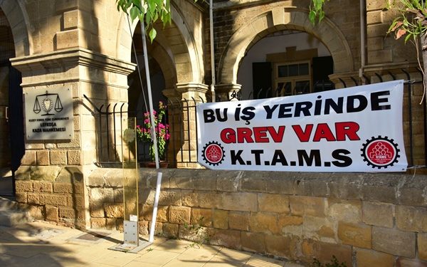 Kaza Mahkemelerindeki tebliğ ve icra memurları bugün de grevde