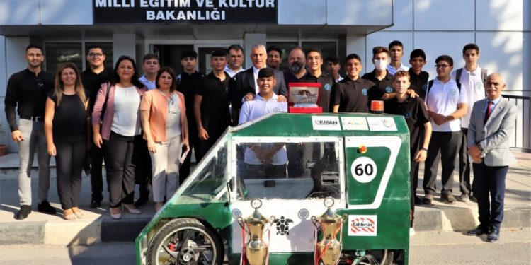 Milli Eğitim Bakanı Amcaoğlu Sedat Simavi Endüstri Meslek Lisesi TEKNOFEST ekibini kabul etti