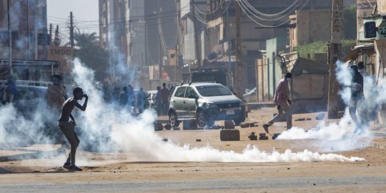 Sudan polisinden Cumhurbaşkanlığına yürümek isteyen göstericilere müdahale