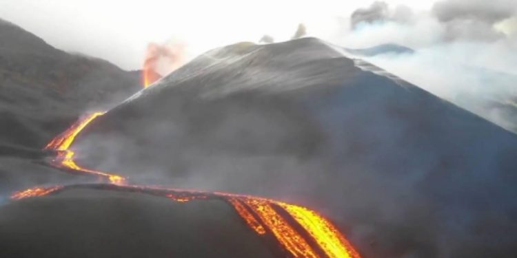 La Palma’daki yanardağda yeni lav çatlakları oluştu