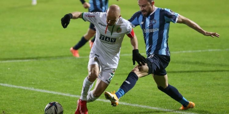 Akdeniz derbisinde Adana Demirspor güldü