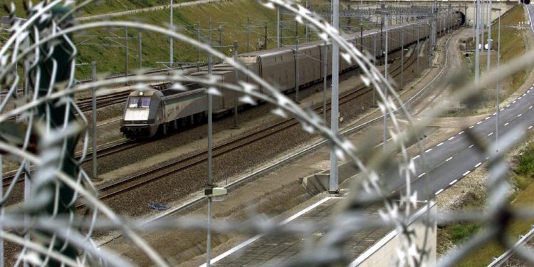 AB’de yaşayan İngilizlerin evlerine ulaşmak için Fransa’yı geçmeleri yasaklandı