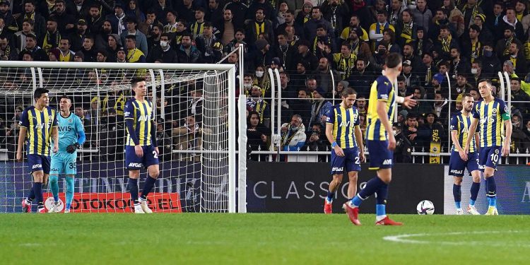 Fenerbahçe ile lider Trabzonspor arasındaki farkı açıldı