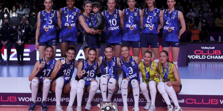Fenerbahçe Opet üçüncülük ödülünü aldı