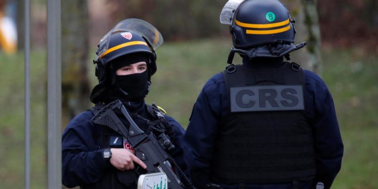 Fransa’da ninja kılığındaki saldırgan 2 polisi kılıçla yaraladı