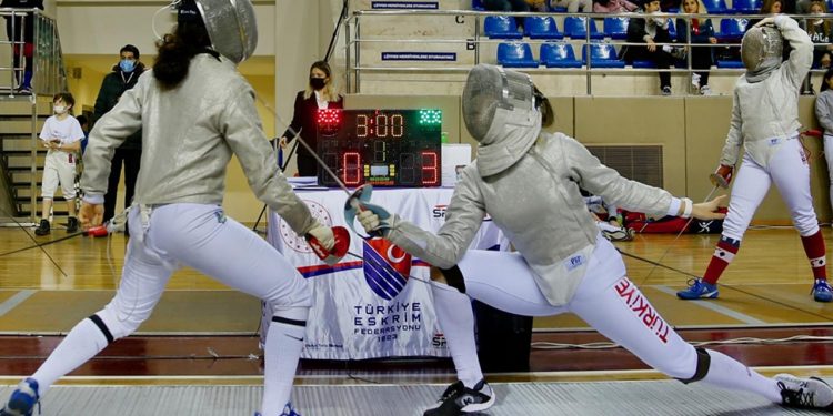 Milli eskrimci Nisanur Erbil olimpiyat hedefi için kılıç sallıyor