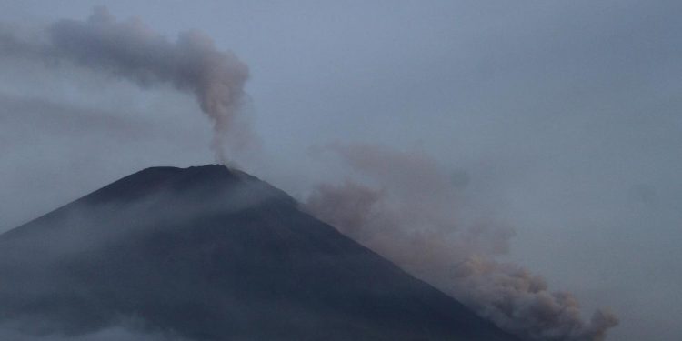 Semeru Yanardağı’ndağında patlama: Ölü sayısı 13’e çıktı