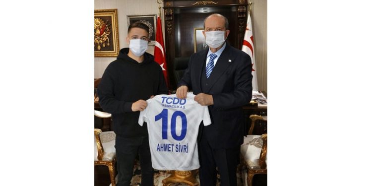 Cumhurbaşkanı Tatar, Ankara Demirspor Futbolcusu Kıbrıslı Türk Sivri’yi kabul etti