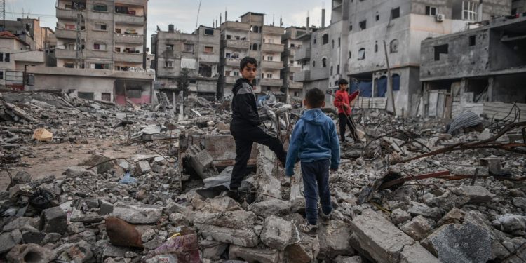 Kalacak yer yok: Filistinli aile bir evin enkazında yaşıyor