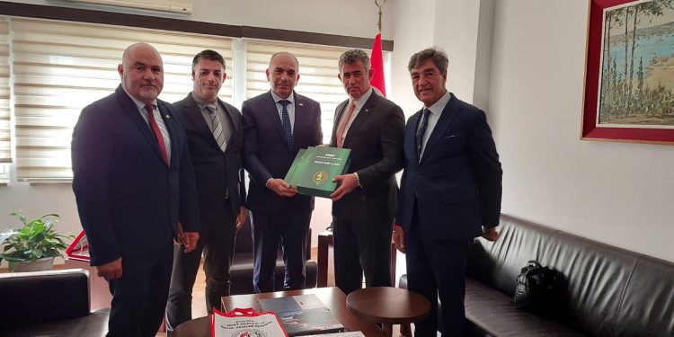 “Şehitler Ölmez Albümü” Türkiye’nin Lefkoşa Büyükelçisi Feyzioğlu’na takdim edildi