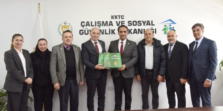 Şehit Aileleri Derneği, “Şehitler Ölmez” albümünü Çalışma Bakanı Sadık Gardiyanoğlu’na takdim etti