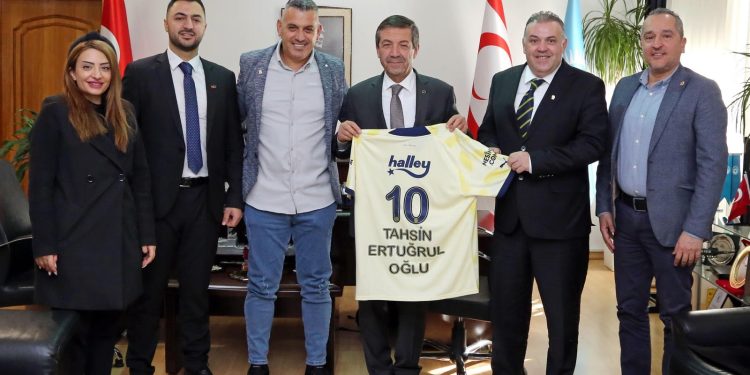 Dışişleri Bakanı Ertuğruloğlu, Fenerbahçeliler Derneği yönetimini kabul etti