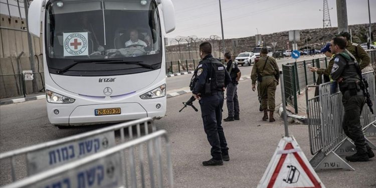 İsrail hapishanelerinde yaklaşık 9 bin Filistinli bulunuyor