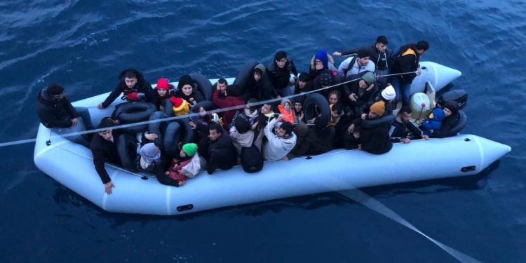 Kuzey Afrika’dan Kanarya Adaları’na gelen düzensiz göçmenlerden 2’si öldü