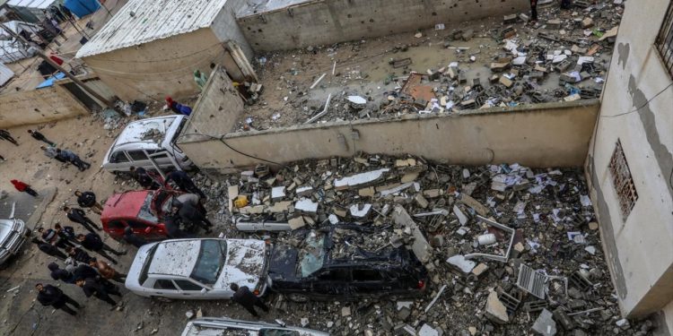 İsrail’in Refah’ta bir evi bombaladı: Çok sayıda Filistinli öldü