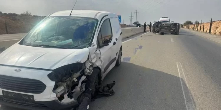 Ters şeride giren araç karşıdan gelen araçla çarpıştı, iki sürücü yaralandı
