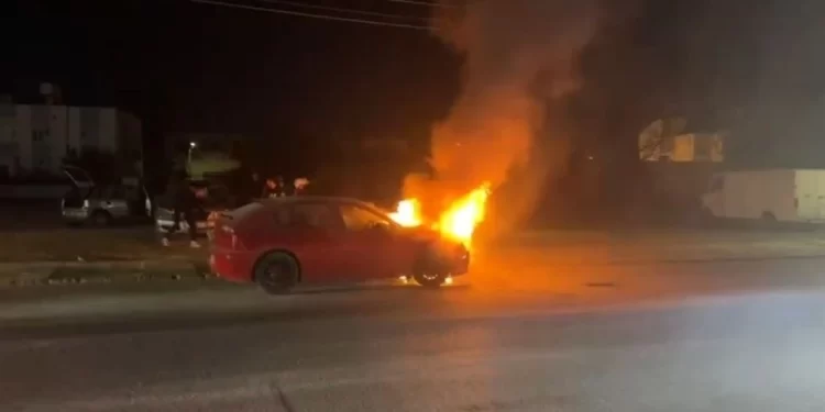 Lefkoşa’da seyir halinde bulunan araç alevlere teslim oldu