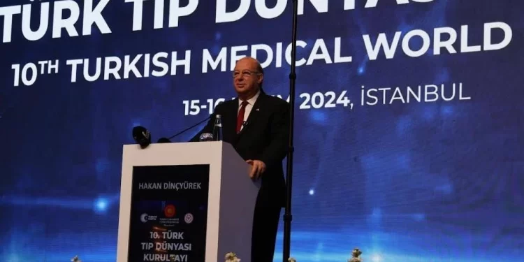 Dinçyürek, İstanbul’da düzenlenen 10. Türk Tıp Dünyası Kurultayı’na katıldı
