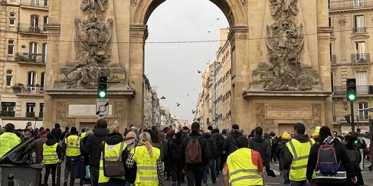 Sarı yelekliler 6. yılında Paris’te sokağa indi