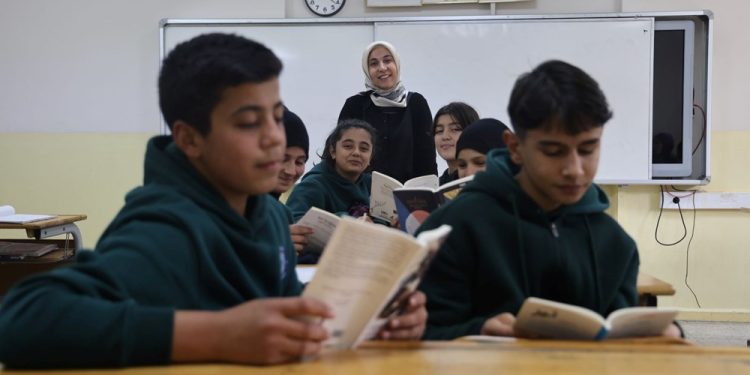 Depremde ailesini kaybeden Zeynep öğretmen öğrencilerini evlatları yerine koydu