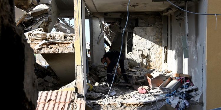 İşgalci İsrail, Lübnan’ın Sur bölgesinde bir evi vurdu